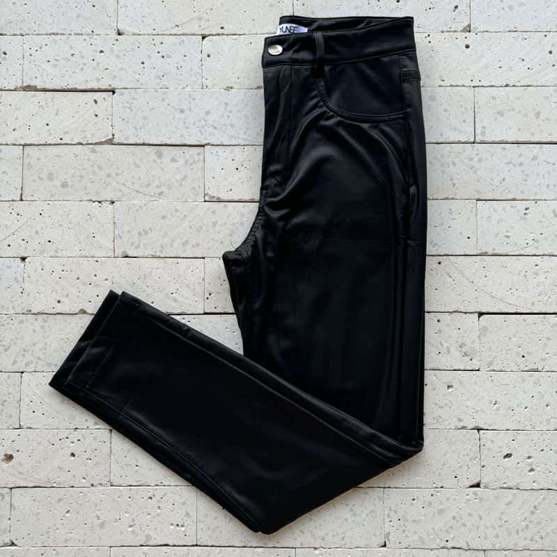 Calça Resinada 